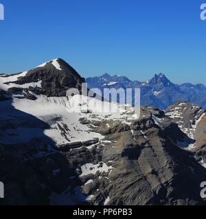 Montare Tete Ronde e Dents du Midi. Vista dal ghiacciaio 3000, Diablerets Glacier. La Svizzera. Foto Stock