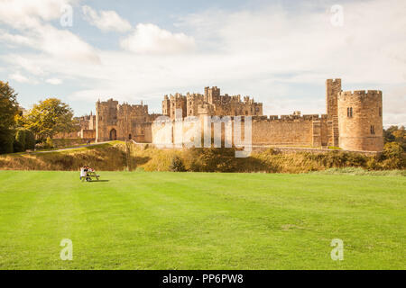 Alnwick Castle e motivi sede della famiglia Percy e la casa ancestrale del Duca di Northumberland nella campagna Northumberland England Regno Unito Foto Stock