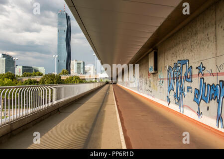 Donau City Tower la 'Donau City Tower' di Dominique Perrault e' con 250 m l'alto edificio piu' alto dell'Austria. Foto Stock