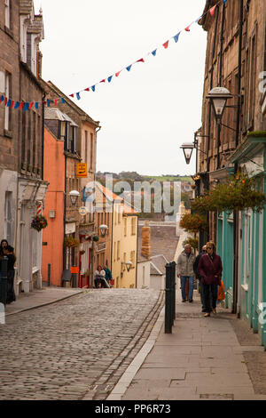 Gli amanti dello shopping nella vecchia strada di ciottoli nella città di confine di Berwick upon Tweed Northumberland England Regno Unito Inghilterra del la maggior parte delle città settentrionali Foto Stock