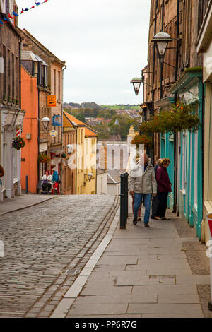 Gli amanti dello shopping nella vecchia strada di ciottoli nella città di confine di Berwick upon Tweed Northumberland England Regno Unito Inghilterra del la maggior parte delle città settentrionali Foto Stock