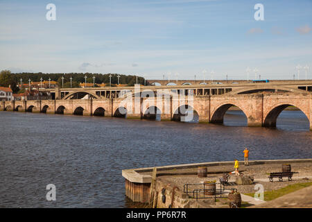 La vecchia e la nuova strada di ponti più il treno il ponte ferroviario sul fiume Tweed nella città di confine di Berwick upon Tweed Northumberland England Regno Unito Foto Stock