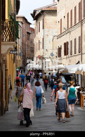 Siena Italia - Scene di strada, la gente a piedi le stradine della città medievale di Siena, Toscana Italia Europa Foto Stock