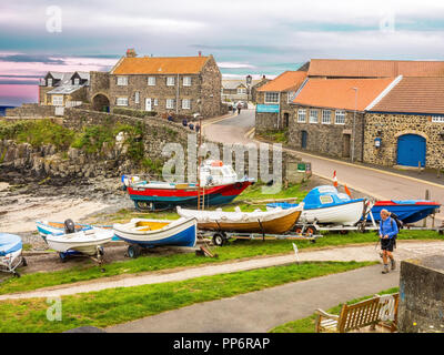 Barche da pesca il porto nel villaggio di Northumberland Craster England Regno Unito sulla costa nord est di ,home al Craster con salmone Foto Stock