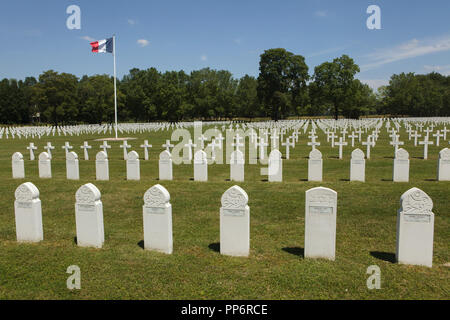 Tombe dei soldati francesi caduti durante la Prima Guerra mondiale alla Suippes Cimitero Nazionale (Nécropole nationale de la Ferme de Suippes) vicino Suippes in Marne regione nel nord-est della Francia. Tombe dei musulmani e soldati ebrei servito nell'esercito francese sono visti in primo piano. Oltre 8 mila soldati francesi caduti nel 1914-1918 durante la Prima Guerra Mondiale è sepolto nel cimitero. Foto Stock