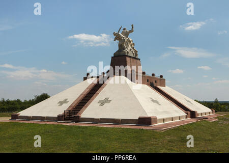 Navarin Memorial (Monumento de Navarin) noto anche come il Navarin Ossario (Ossuaire de Navarin) ai caduti degli eserciti di Champagne Situato tra Sommepy-Tahure e Souain-Perthes-lès-Hurlus in Marne regione nel nord-est della Francia. Circa 10.000 soldati francesi caduti nelle battaglie di Champagne durante la Prima Guerra Mondiale sono sepolti nell'ossario sotto il Memoriale eretto nel 1924. La statua di scultore francese Maxime Real del Sarte e rabboccato il memorial. Foto Stock