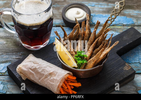 Deep-Fried puzzava di pesce con birra, copia dello spazio. Foto Stock
