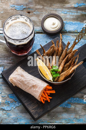 La birra snack fritti piccoli pesci con bastoncini di carote Foto Stock