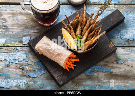 La birra snack fritti piccoli pesci con bastoncini di carote Foto Stock