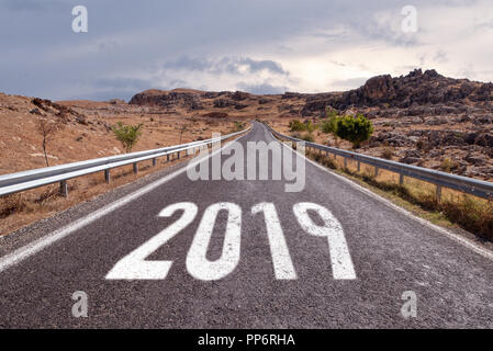 Svuotare la strada messaggio sulla corsia di autostrada nuovo anno risoluzione 2019 Foto Stock