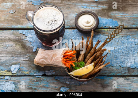 Deep fritture di pesce con carote bastoni, birra antipasto, spazio di copia Foto Stock