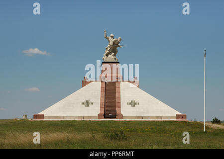 Navarin Memorial (Monumento de Navarin) noto anche come il Navarin Ossario (Ossuaire de Navarin) ai caduti degli eserciti di Champagne Situato tra Sommepy-Tahure e Souain-Perthes-lès-Hurlus in Marne regione nel nord-est della Francia. Circa 10.000 soldati francesi caduti nelle battaglie di Champagne durante la Prima Guerra Mondiale sono sepolti nell'ossario sotto il Memoriale eretto nel 1924. La statua di scultore francese Maxime Real del Sarte e rabboccato il memorial. Foto Stock