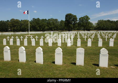 Tombe dei soldati francesi caduti durante la Prima Guerra mondiale alla Suippes Cimitero Nazionale (Nécropole nationale de la Ferme de Suippes) vicino Suippes in Marne regione nel nord-est della Francia. Tombe dei musulmani e soldati ebrei servito nell'esercito francese sono visti in primo piano. Oltre 8 mila soldati francesi caduti nel 1914-1918 durante la Prima Guerra Mondiale è sepolto nel cimitero. Foto Stock