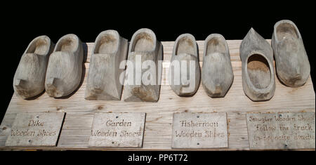 Un display di tipo olandese di scarpe di legno/zoccoli (klompen) a Keukenhof Lisse, Paesi Bassi Foto Stock
