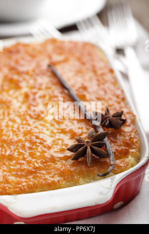 Budino di riso in una teglia da forno con spezie Foto Stock