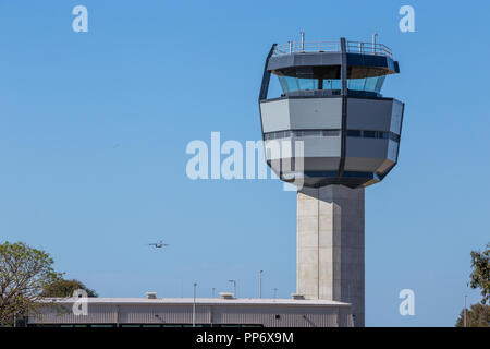 Aeroporto militare, Royal Australian Air Force Base Amberley nuova torre di controllo, un C17 Globemaster prendendo il largo a sinistra della torre. Foto Stock