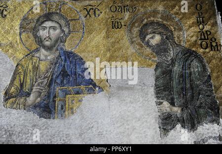 Hagia Sophia. Mosaico della Deesis. Dettaglio del Cristo in maestà con San Giovanni Battista. Il XIII secolo. Istanbul. La Turchia. Foto Stock