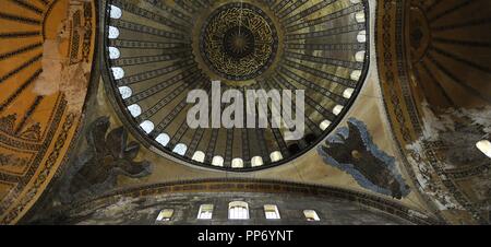 La Turchia. Istanbul. Hagia Sophia. Interno. Cupola con il Hexapterygon (sei-angelo alato). Foto Stock