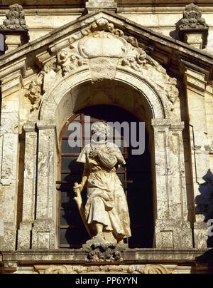 SAN FRANCISCO JAVIER (Javier,1506-Shangchuan, 1552). Religioso español. Fundador de las Misiones asiáticas de los jesuitas, organizador eclesiástico de la India y patrono de las Misiones. Detalle de la estatua existente en la portada de la Iglesia de San Francisco Javier. NUEVO BAZTAN. Comunidad de Madrid. España. Foto Stock