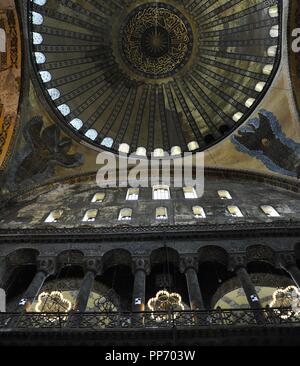 La Turchia. Istanbul. Hagia Sophia. Interno. Cupola con il Hexapterygon (sei-angelo alato). Foto Stock