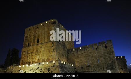 Israele. Gerusalemme. Tratto delle mura della città vecchia di notte. Foto Stock