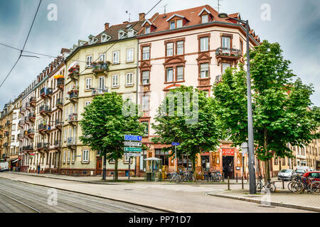 Il percorso di un veicolo nel segno della Rue De Barr a Strasburgo, Francia Foto Stock