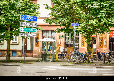 Il percorso di un veicolo segni in Rue De Barr quartiere con ristoranti e persone e biciclette a Strasburgo, Francia Foto Stock