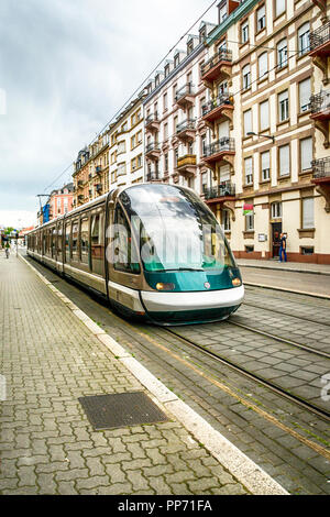 Moderno tram all'Langstross/Grand Rue a Strasburgo, Francia Foto Stock