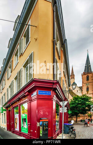 Il restringimento edificio su un angolo della Grand Rue e Quai Desaix nella Petit France quartiere di Strasburgo Francia Foto Stock