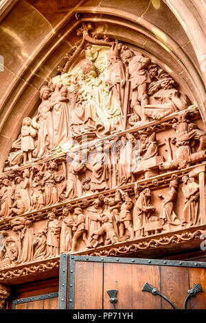 Close up di dettagli architettonici nella cattedrale di Notre Dame de Strasburgo in Francia Foto Stock