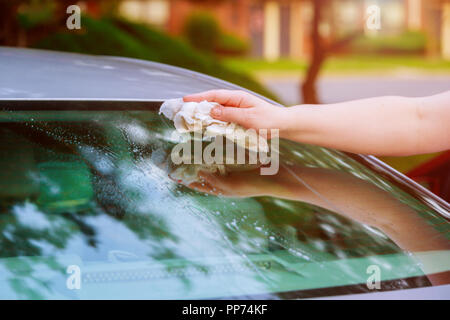 Mani di persone lavaggio panno in microfibra di pulizia auto. Foto Stock