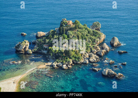 Piccola isola rocciosa circondata da acque blu off rive d'Europa (Grecia). Foto Stock