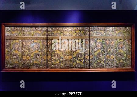 De frontale altare, lino brocado en oro y seda, siglo XVII,proviene de la Iglesia de Nossa Senhora das Merces, museo de Evora,,Evora Alentejo,Portogallo, Europa. Foto Stock