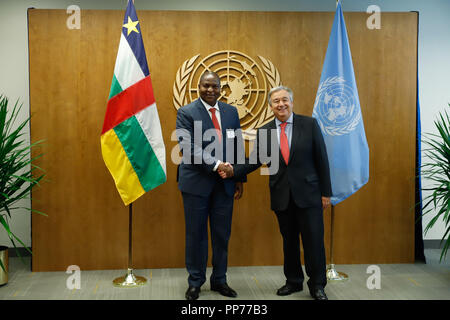 New York, Stati Uniti d'America. 23 Sett 2018. Il Segretario Generale delle Nazioni Unite Antonio Guterres (R) saluta Faustin Touadera Archange, Presidente della Repubblica centrafricana presso le Nazioni Unite a New York il 23 settembre 2018. (Foto: VANESSA CARVALHO/BRASILE PHOTO PRESS) Credito: Brasile Photo Press/Alamy Live News Foto Stock