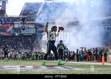 Seattle, WA, Stati Uniti d'America. 23 Sep, 2018. Seattle Seahawks quarterback Russell Wilson (3) pompe fino alla folla prima di una partita tra Dallas Cowboys e Seattle Seahawks al campo CenturyLink a Seattle, WA. Il Seahawks sconfitto il cowboy 24-13. Sean marrone/CSM/Alamy Live News Foto Stock