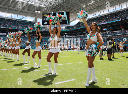 Giardini di Miami, Florida, Stati Uniti d'America. 23 Sep, 2018. I Delfini di Miami cheerleaders eseguire all'inizio di NFL di una partita di calcio tra la Oakland Raiders e i delfini di Miami al Hard Rock Stadium di Miami, Florida. Credito: Mario Houben/ZUMA filo/Alamy Live News Foto Stock