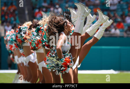 Giardini di Miami, Florida, Stati Uniti d'America. 23 Sep, 2018. I Delfini di Miami cheerleaders eseguire all'inizio di NFL di una partita di calcio tra la Oakland Raiders e i delfini di Miami al Hard Rock Stadium di Miami, Florida. Credito: Mario Houben/ZUMA filo/Alamy Live News Foto Stock