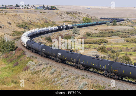 Medicine Hat, Alberta, Canada. 6 Sep, 2018. Un Canadian Pacific Railway treno merci, compresi i vagoni cisterna, viaggia lungo le vie vicino a Medicine Hat, Alberta. Credito: Bayne Stanley/ZUMA filo/Alamy Live News Foto Stock