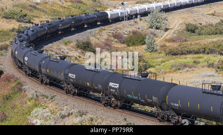 Medicine Hat, Alberta, Canada. 6 Sep, 2018. Un Canadian Pacific Railway treno merci, compresi i vagoni cisterna, viaggia lungo le vie vicino a Medicine Hat, Alberta. Credito: Bayne Stanley/ZUMA filo/Alamy Live News Foto Stock