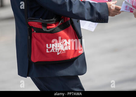 Liverpool, Merseyside, Regno Unito. 23 Sett 2018. Labour Party Conference. Sostenitori, delegati, persone all'Echo Arena, la politica come la città le fasi della sua annuale evento politico. Credito; MediaWorldImages/AlamyLiveNews. Foto Stock