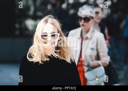 Milano, Italia - 23 Settembre 2018: Street style abiti prima di Giorgio Armani fashion show durante la Settimana della Moda Milanese - MFWSS19 Credito: Alberto Grosescu/Alamy Live News Foto Stock