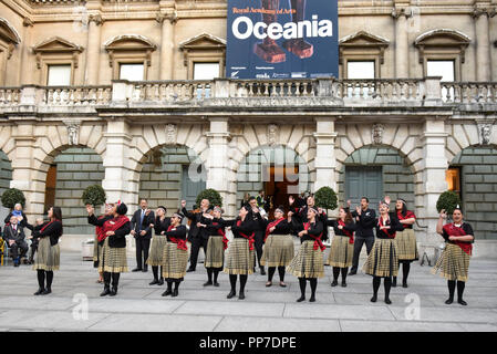 Londra, Regno Unito. 24 settembre 2018. I membri di Ngati Ranana, il London Club Maori, prendere parte in un corteo cerimoniale e cerimonia di benedizione per la prossima "Oceania" mostra presso la Reale Accademia delle Belle Arti La mostra viene eseguito 29 Settembre - 10 dicembre 2018 che rappresenta la tecnica della Melanesia, Micronesia e Polinesia, abbracciando la vasta regione del Pacifico dalla Nuova Guinea all'Isola di Pasqua, Hawaii per la Nuova Zelanda. Credito: Stephen Chung / Alamy Live News Foto Stock