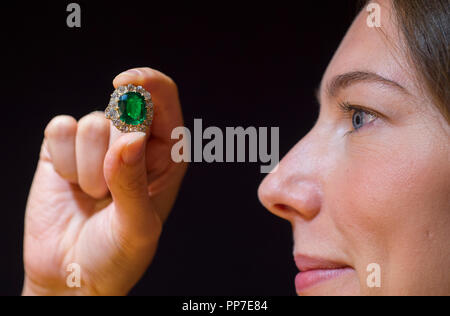 Bonhams, New Bond Street, Londra, Regno Unito. 24 Settembre, 2018. Un antico Emerald e corona diamantata stimato a £ 80,000-120,000 è tra i punti salienti della Bonhams Gioielli in vendita. Credito: Malcolm Park/Alamy Live News. Foto Stock