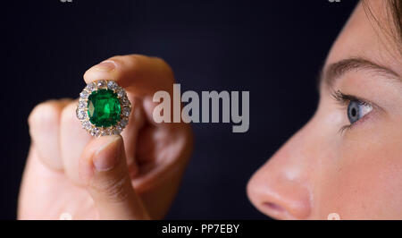 Bonhams, New Bond Street, Londra, Regno Unito. 24 Settembre, 2018. Un antico Emerald e corona diamantata stimato a £ 80,000-120,000 è tra i punti salienti della Bonhams Gioielli in vendita. Credito: Malcolm Park/Alamy Live News. Foto Stock