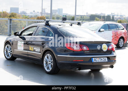 24 settembre 2018, della Renania settentrionale-Vestfalia, Duesseldorf: una ricerca auto della RWTH Aachen University Drive in un parcheggio multipiano. La pista di prova per la guida automatizzata di Düsseldorf si trova a 20 chilometri e si estende oltre di autostrade, gallerie e strade nel centro della citta'. Foto: Federico Gambarini/dpa Foto Stock