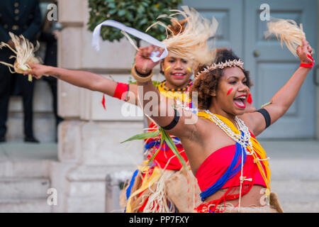 Londra, Regno Unito. 24 Settembre, 2018. La seconda troup Oceanic ballerini aggiungere il benvenuto - un corteo cerimoniale e cerimonia di benedizione per la Royal Academy la prossima Oceania mostra. La processione ha iniziato da Green Park e spostato verso il basso in Piccadilly al RA cortile dove essi sono stati formalmente accolto con favore dai membri di Ngāti Rānana, il London Māori Club. Paesi e territori interessati alla cerimonia compresa Nuova Zelanda, Isole Figi, il Regno di Tonga, Papua Nuova Guinea e Tahiti. Credito: Guy Bell/Alamy Live News Foto Stock