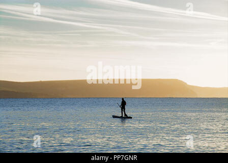 Weymouth. Il 24 settembre 2018. Regno Unito Meteo: un uomo rema fuori nella Baia di Weymouth come il sole sorge Credito: stuart fretwell/Alamy Live News Foto Stock