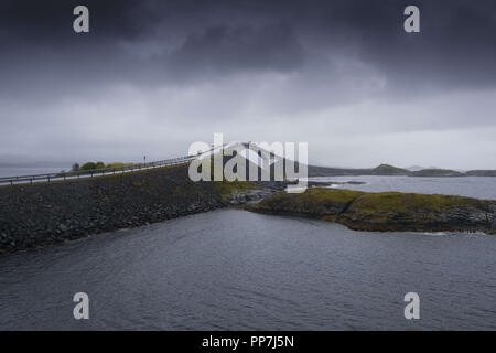 Agosto 10, 2018 - oceano Atlantico Road, Norvegia - Storseisundet ponte su un nuvoloso, Rainy day (credito Immagine: © Andrey Nekrasov/ZUMA filo) Foto Stock