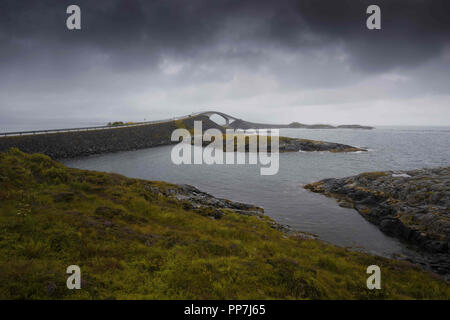 Agosto 10, 2018 - oceano Atlantico Road, Norvegia - Storseisundet ponte su un nuvoloso, Rainy day (credito Immagine: © Andrey Nekrasov/ZUMA filo) Foto Stock