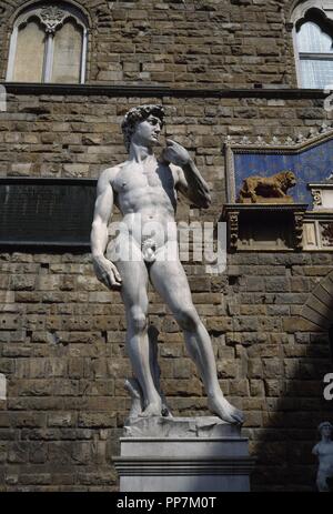 ITALIA. FLORENCIA. Vista generale de la copia de la escultura del David de Miguel Angel existente frente a la puerta del Palazzo Vecchio. La Toscana. Foto Stock